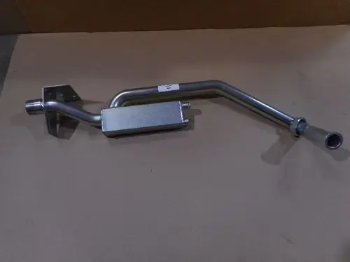 Vorlaufrohr aus Metall mit einer gebogenen Form und einer Verdickung in der Mitte, hergestellt von Remeha, auf einer neutralen Unterlage.